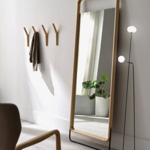 Espejo de madera de roble junto a perchero