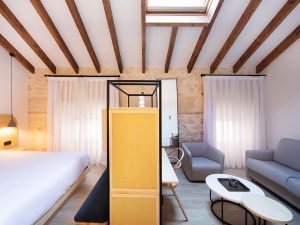 habitacion hotel diseño moderno con sofas y butacas tapizadas belta frajumar en Serawa alicante