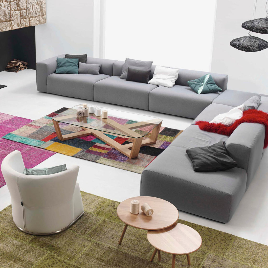 Ambiente acogedor en salón de hogar con sofá SUIT mesa AGOL y butaca