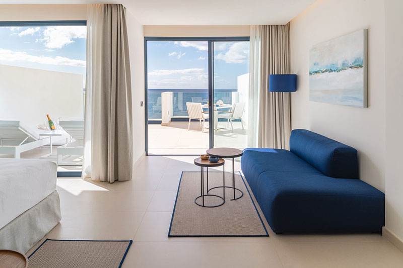 habitacion-hotel-royal-marina-vista-mar-mobiliario-sofa-suit-belta-frajumar-mesas-auxiliares